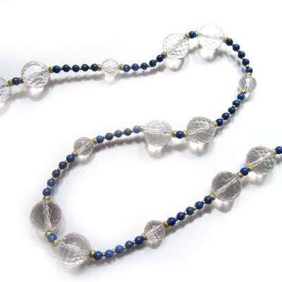 SAUTOIR composé d'un rang de perles de lapis...