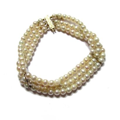BRACELET composé de 3 rangs de perles de...