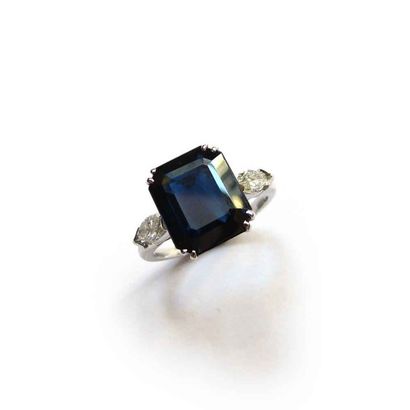 BAGUE en or gris 18k (750/°°), ornée d'un...