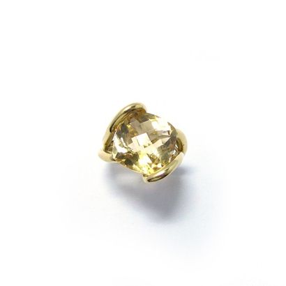 BAGUE en or jaune 18k (750/°°), ornée d'une...