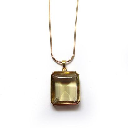 PENDENTIF en vermeil (925/°°), orné d'une...
