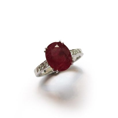 BAGUE en or gris 18k (750/°°), ornée d'un...