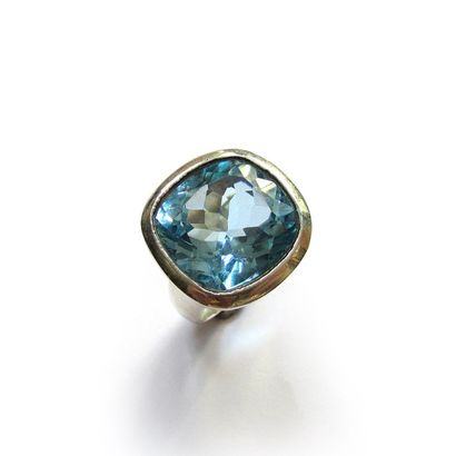BAGUE en argent (925/°°), ornée d'une importante...