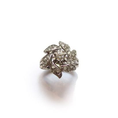 BAGUE en or gris 18k (750/°°), stylisant...
