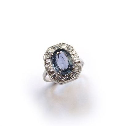 BAGUE en or gris 18k (750/°°), ornée d'un...
