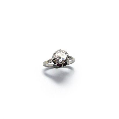 BAGUE solitaire en platine, ornée d'un diamant...