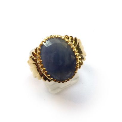 BAGUE en vermeil (925/°°), ornée d'un saphir...