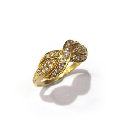 BAGUE en or jaune 18k (750/°°), à décor de...