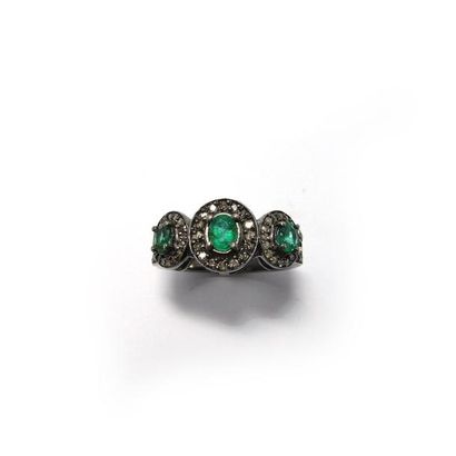 BAGUE en argent patiné (925/°°), ornée de...