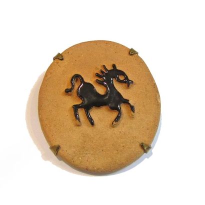 BROCHE en terre cuite stylisant un cheval...