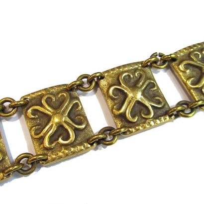 M. BUFFET. BRACELET articulé en bronze doré,...