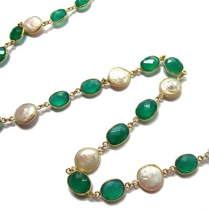 SAUTOIR en vermeil (925/°°), orné de calcédoines...