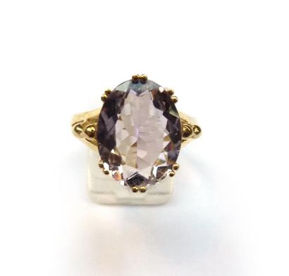 BAGUE en vermeil (925/°°), ornée d'une améthyste...