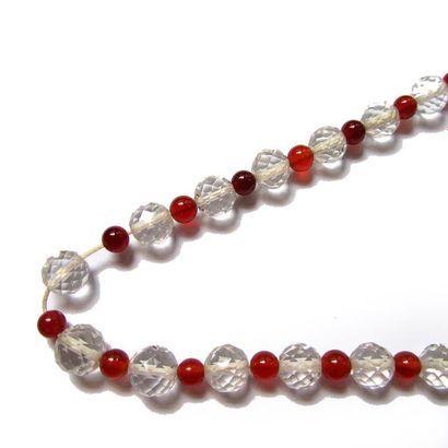 COLLIER composé d'un rang de perles de cristal...