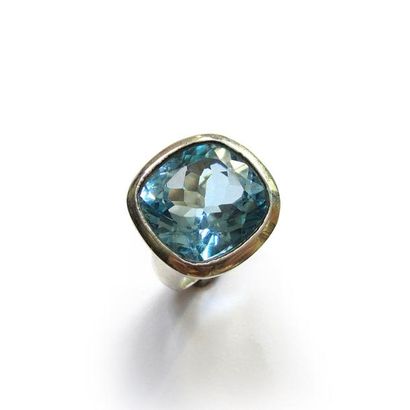 BAGUE en argent (925/°°), ornée d'une importante...