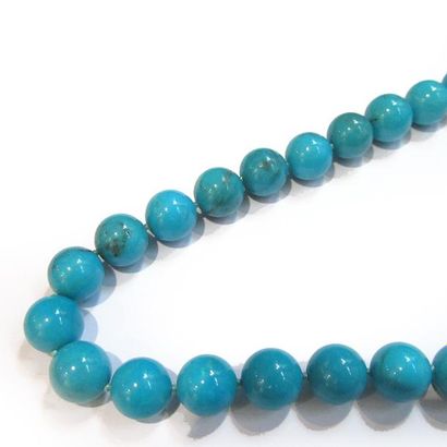 COLLIER composé d'un rang de perles de turquoise;...