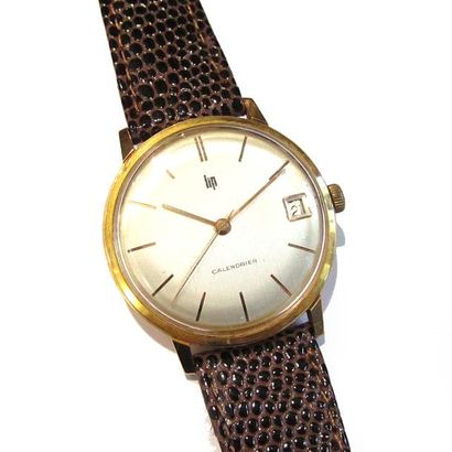 LIP. MONTRE BRACELET en métal doré. Boîtier...