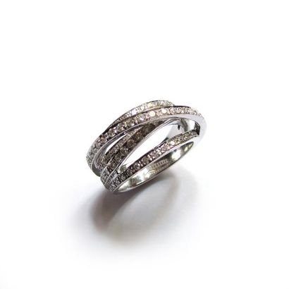 BAGUE en or gris 18k (750/°°), composée de...