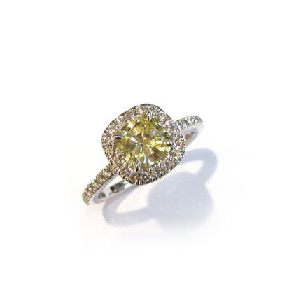 BAGUE en or gris 18k (750/°°), ornée d'un...