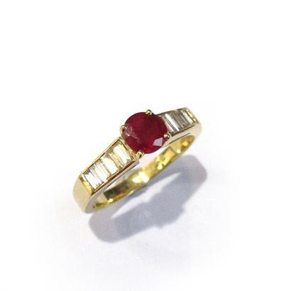 BAGUE en or jaune 18k (750/°°), ornée d'un...