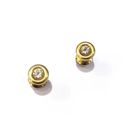 Paire de CLOUS D'OREILLES en or jaune 18k...