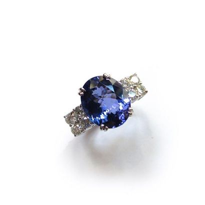 BAGUE en or gris 18k (750/°°), ornée d'une...