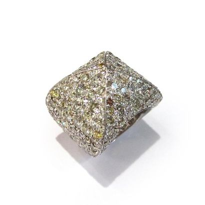 BAGUE en or gris 18k (750/°°), stylisant...