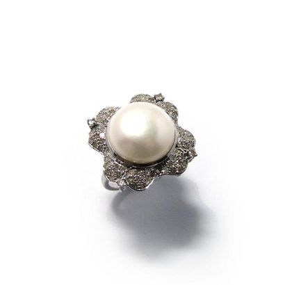 BAGUE en argent (925/°°), ornée d'une demi...