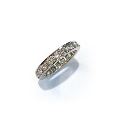 ALLIANCE en or gris 18k (750/°°), ornée d'une...