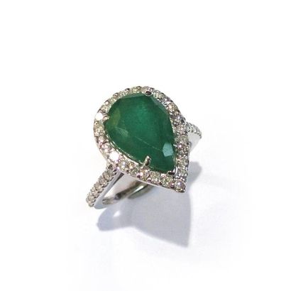 BAGUE en or gris 18k (750/°°), ornée d'une...
