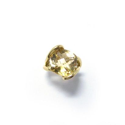 BAGUE en or jaune 18k (750/°°), ornée d'une...