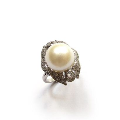 BAGUE en argent (925/°°), ornée d'une perle...