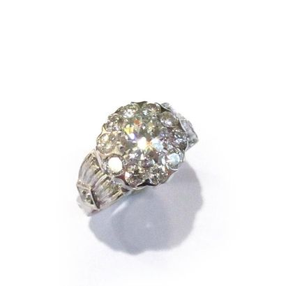 BAGUE en or gris 18k (750/°°), ornée d'un...