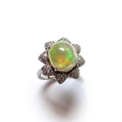 BAGUE en or gris 18k (750/°°), ornée d'une...