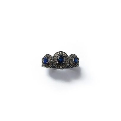 BAGUE en argent patiné (925/°°), ornée de...