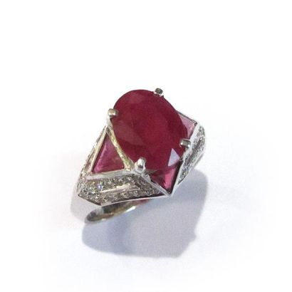 BAGUE en or gris 18k (750/°°), ornée d'un...
