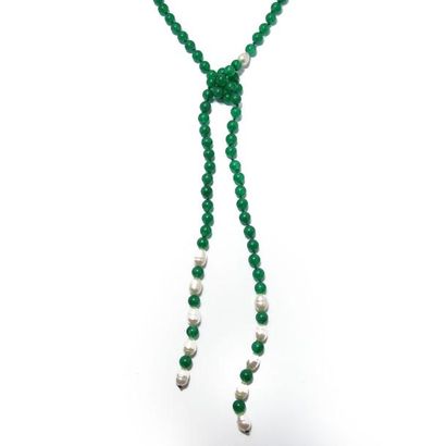 COLLIER cravate composé d'un rang de perles...