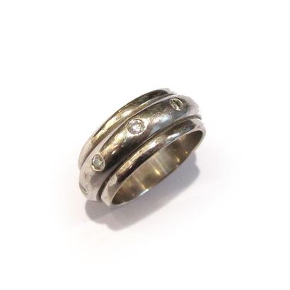 BAGUE en platine, à décor de godron central,...