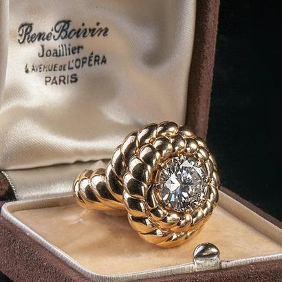 RENE BOIVIN.
BAGUE en or jaune 18k (750/°°),...