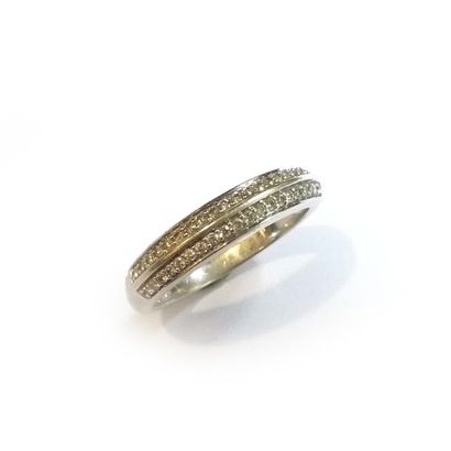 BAGUE jonc en or gris 18k (750/°°), ornée...