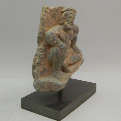 Fragment en schiste figurant un Atlante....
