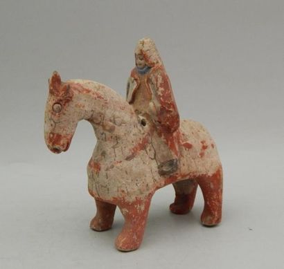 Cavalier sur son cheval caparaçonné. Il porte...