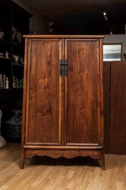 Cabinet en huanghuali ouvrant par deux portes...