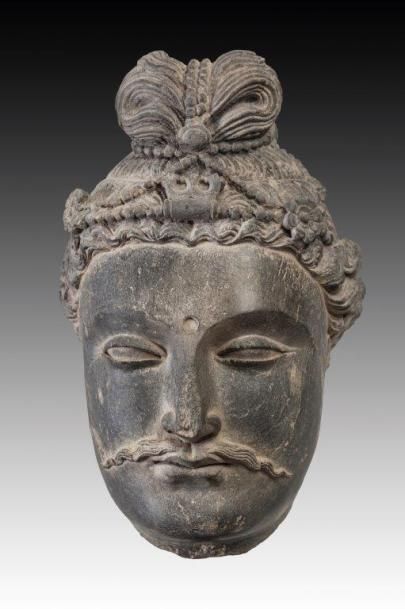 Visage de Bodhisattva en schiste, les cheveux...