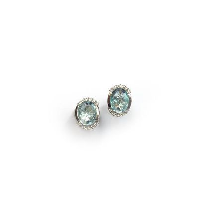 Paire de CLOUS D'OREILLES en argent (925/°°),...