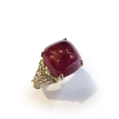 BAGUE en or gris 18k (750/°°), ornée d'un...