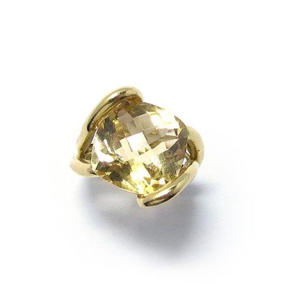 BAGUE en or jaune 18k (750/°°), ornée d'une...