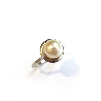 BAGUE en platine (925/°°), ornée d'une perle...