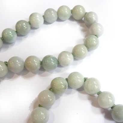 COLLIER composé d'un rang de perles de jade...