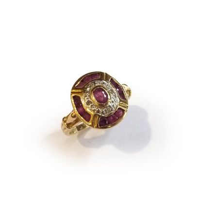 BAGUE en or jaune 18k (750/°°), ornée d'un...